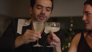 Akıllı bir çift, martiniyle kadeh kaldırıyor zeytinli martini ve margaritanın tadını çıkartıyor keyifli sohbetler ederek keyifli sohbetler ediyor gece kulübünde özel bir şeyler içiyoruz. Vinosity.