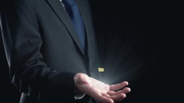 Verimli çalışma süreçleri için çevrimiçi belge dizinlerini yöneten iş adamı. Tüm önemli çevrimiçi belgelerinize kolayca güvenli ve hızlı bir şekilde erişim sağlayın. Kullanıcı Kimliği