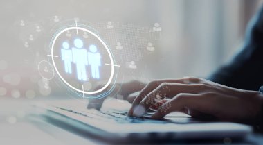 İş adamı müşteri hedef gruplarını belirlemek için verileri analiz eder, pazarlama stratejilerini rafine eder. Her hedef grubun özel ihtiyaçlarını karşılamak için iletiler gönderiliyor. EIDE