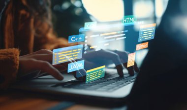Yeni uygulama mobil telefon geliştirme için HTML, Python, Java ve C EIDE gibi çeşitli programlama dillerinin kodlama dijital örtüleri ile yazılım geliştirici veya programcı çalışması