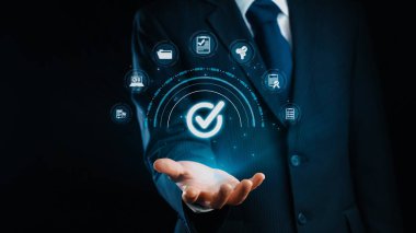 İş adamı, QC ve QA standartlarının karşılandığından emin olmak için katı kalite güvencesi protokolleri uyguluyor. Kalite güvencesi ile sertifikalı ürün mükemmelliğine ulaşmak. Kullanıcı Kimliği