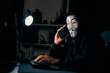 Beyaz gülümseyen isimsiz suçlu maskesi kurbana sesleniyor, kişisel bilgileri hacklemeye ikna ediyor, veri sunucu sistemindeki bilgisayar korsanlarının kullandığı şifreleme programını paylaşıyor. Tahmin et..