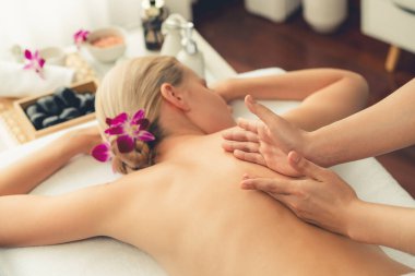 Kafkasyalı kadın müşteri stres önleyici spa masajının keyfini çıkarıyor ve lüks otel ya da oteldeki gündüz açık ortam güzellik salonunda güzellik teniyle eğleniyor. Sessiz.