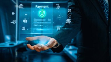 İş adamı, güvenli ve etkili yöntemlerin sergilendiği çevrimiçi bir ödeme işlemi başlattı. Güvenli çevrimiçi ödeme işlemleri için en iyi uygulamaları öğren. Kullanıcı Kimliği