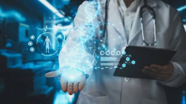 Doktorun tableti tutmasına ve teknoloji yeniliklerini kullanarak DNA örneği hologramını tutmasına yakın durun. Genetik araştırmaları kontrol ederken genetik bozuklukların tedavisine hazırlanan tıbbi çalışmalar. İyileştirici.