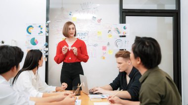 Genç ve güzel lider pazarlama stratejisini sunarken, uzman yatırımcı ve proje yöneticisi de şirket kurma toplantısında iş performansını analiz etmek için konferans veriyor. Tertemiz..