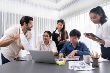 Veri analistleri ofis çalışanlarından oluşan bir ekip, mali, trend ve pazarlama verilerini analiz etmek için iş istihbaratı BI gösterge paneli üzerinde işbirliği yapmaktadır. BI yazılım kullanım sürücüsü iş başarısı. Tedbirli