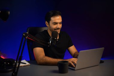 Yayıncı, fanclub dinleyicisiyle mikrofon kullanarak konuşuyor. Mor neon ışıklı modern stüdyoda yaratıcı olumlu düşünce konseptiyle canlı yayında finansal sorunları tartışıyor. Tahmin et..