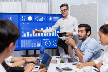 Ofiste sunum ya da analist ekibiyle toplantı odasında mali verileri analiz etmek için BI Fintech 'i kullanmak. İş adamları stratejik planlama için TV ekranında BI gösterge panelini inceliyor.