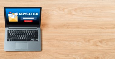 Müşterilerin abone olmak için bilgisayardaki haber belirleme sayfası Sugly Newsletter güncelleme bilgilerini aboneye aktarması