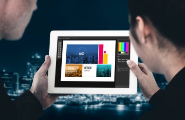 Web sayfasının modern tasarımı ve bilgisayar ekranında gösterilen ticari reklamlar için grafiksel tasarımcı yazılımı
