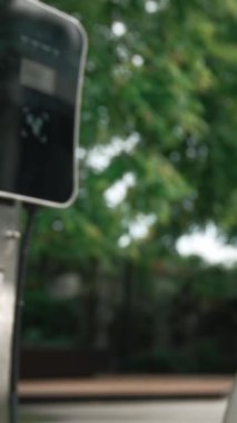 Yakın çekim yenilikçi modern ulaşım konsepti, elektrikli araba şarj istasyonunda gökyüzünden yansıyan yüksek detay ile şarj ediliyor. Yenilenebilir enerji tarafından kullanılan çevre dostu elektrikli araç.