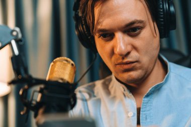 Sunucu kanalı akıllı yayıncı canlı sosyal medyada kamera önünde yüz portresi yapıyor. Etkilenen yayıncı, modern ofis stüdyosunda kulaklık takıyor. Bireysel.