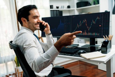 İki borsa yatırımıyla danışman ya da ortağı arayan tüccar işadamı, veri analizini yüksek kârlı dinamik teknoloji borsasına yatırım yapmak için karşılaştırdı. Tahmin et..