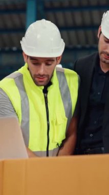 Fabrikada çalışan ve üretim planını tartışan iki fabrika işçisi. Endüstri ve mühendislik kavramı .