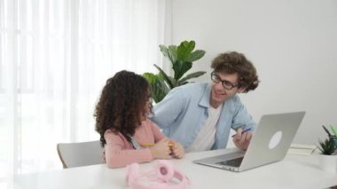 Mutlu baba dizüstü bilgisayarı işaret ederken, mühendisliğin, bilgisayar ve kulaklıkla masada otururken Afrikalı Amerikalı sevimli çocuğa ne dediğini açıklıyor. Babamın öğrenmesi yapay zekayı birlikte oluşturdu. Pedagoji.