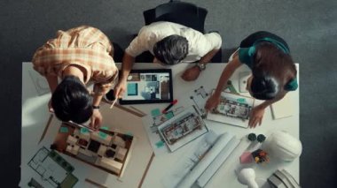 Becerikli bir iş adamı ve iş arkadaşının birlikte tasarım evine tepeden tırnağa bakması. Mimar mühendisinin mimari teçhizat kullanarak bina yapısını ölçtüğü hava görüntüsü. Hizalama.