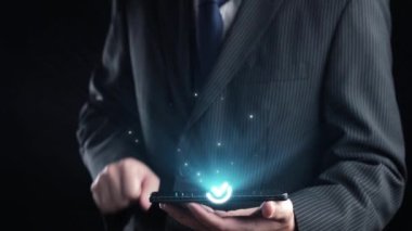 İş adamı, QC ve QA standartlarının karşılandığından emin olmak için katı kalite güvencesi protokolleri uyguluyor. Kalite güvencesi ile sertifikalı ürün mükemmelliğine ulaşmak. Kullanıcı Kimliği