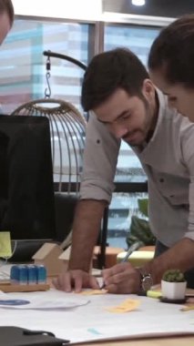 Yaratıcı iş adamları modern işyerindeki ofis masasında sohbet ediyorlar. Şirket uluslararası iş kavramı.