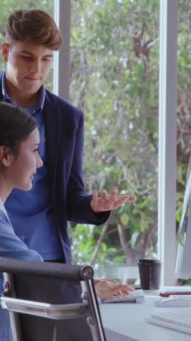 Mutlu iş kadını ve iş adamı modern ofiste sohbet ediyorlar. İş dünyası ve toplum konsepti.