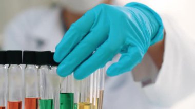 Laboratuvar araştırmacısı yeni bir ilaç geliştirir ya da tedavi eder. Laboratuvar tüpünde renkli kimyasal sıvı kullanır. Bilimsel veya kimya uzmanlığı ve laboratuvar ekipmanları ile sağlık hizmetlerinin teknolojik gelişimi. Katı.
