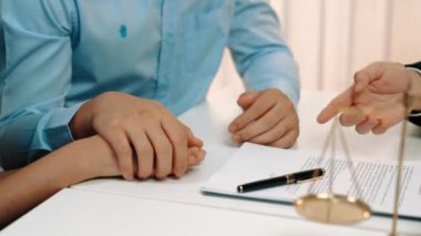 Müvekkil hukuki danışmanlık ve avukat tavsiyesi konusunda hukuk firmasına güvenir ve karmaşık yasal sözleşme belgelerini şirket hukuku danışmanlık hizmeti olarak analiz eder. Ağır çekim. Katı.