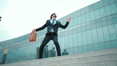 Başarılı bir iş adamı yürürken satışların artmasını kutluyor. Mutlu proje yöneticisi ya da erkek lider başarılı bir projeyle gurur duyuyor, terfi alıyor, iş buluyor. Aşırı sevinç ve mutluluk. Sevinçli..