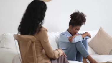 Travma sonrası stres bozukluğu olan üzgün bir kadın psikoloğu, depresyon ya da kalp yetmezliğinden sonra üzüntülü bir ruh sağlığı terapisi görüyor. Hayal kırıklığına uğramış genç bir kadın klinikteki duygular hakkında bir psikologla konuşuyor.