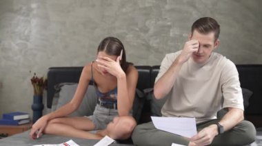 Stresli aile çifti, aşırı yüklü kredi kartı faturası ya da son ipotek kredisi tebligatı konusunda endişeli. Finansal harcamaların iflastan kaynaklanan bir evlilik sorunu. Düzenle