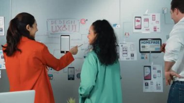 Profesyonel iş ekibi Ux ve Ui tasarımını kullanarak fikir paylaşımı yapıyor. Bir grup iş adamı pazarlama planı hakkında beyin fırtınası yapıyor. Çeşitli iş adamları zihin haritası kullanarak çözüm buluyor. Yönlendirici.