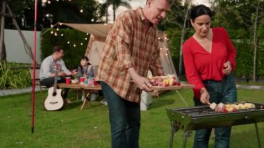 Aile hep birlikte bahçede kamp kurar, yaşlı bir çift barbekü yapar, yemek yer. Son sınıflar kamp faaliyetlerini kullanırlar, doğayla iç içe olurlar ve genç nesil çapraz kuşaklarla zaman geçirirler. Uyumsuzluk.