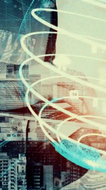 Gelecekteki bina inşaatı ve HUD hologram grafik tasarımı ile yaratıcı mühendislik projesi konsepti. İnşaat mühendisi, mimar ya da inşaat işçisi modern sivil teknoloji ile çalışıyor..