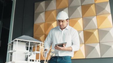 Profesyonel Kafkas erkek mimar mühendisinin yakından incelemesi ve ev modeli inşaatını proje planı ve mimari modelle kontrol etmesi. İş tasarımı konsepti. Yönlendirici.