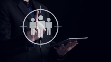 İş adamı müşteri hedef gruplarını belirlemek için verileri analiz eder, pazarlama stratejilerini rafine eder. Her hedef grubun özel ihtiyaçlarını karşılamak için iletiler gönderiliyor. Kullanıcı Kimliği