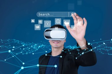 İş adamı, stratejik kararlar için değerli verileri çıkartarak arama motoru araştırması yapıyor. Kapsamlı araştırma ve SEO veri analizi için arama motorları kullanılıyor. FaaS