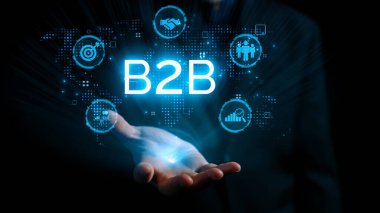 İş adamı B2B peyzajında geziniyor, iş-iş bağlantılarını geliştirmek için kullanım teknolojisi kullanıyor. B2B etkileşimini yeniden şekillendiren keşifler, iş-iş stratejilerinde yenilikleri yönlendiren araçlar. Kullanıcı Kimliği