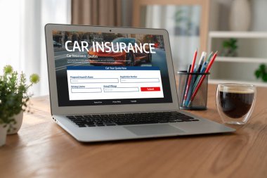 Araba sigortası internet sitesi, arabanızın hasarının rahat olduğundan emin olmak için ekranda.