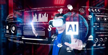 Yapay zeka yardımıyla veri merkezinde duran kulaklıklı bir iş adamı. Proje yöneticisi hologramı işaret ediyor ve pazarlama planı için artırılmış gerçeklik gözlüğü ve yapay zeka sohbeti kullanıyor. Yaratıcılık.