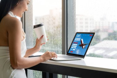 Online uçuş rezervasyon sitesi mod rezervasyon sistemi sağlar. Seyahat teknolojisi kavramı .