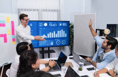 Ofiste sunum ya da analist ekibiyle toplantı odasında mali verileri analiz etmek için BI Fintech 'i kullanmak. İş adamları stratejik planlama için TV ekranında BI gösterge panelini inceliyor.