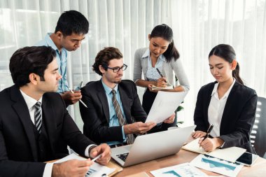 Modern ofis ortamında çalışan çeşitli etnik gruplardan çeşitli iş adamları. Üretken ve çok ırklı ofis çalışanları stratejik ticari pazarlama konusunda tartışmaya giriştiler. Çok titiz.