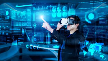 VR gözlüklü bir proje yöneticisi mali tabloyu ve ofisteki parlak mavi ışığı gösteriyor. Yetenekli iş adamı artırılmış gerçeklikten elde edilen verileri kullanarak pazarlama stratejisini kontrol edip planlıyor. Yaratıcılık.