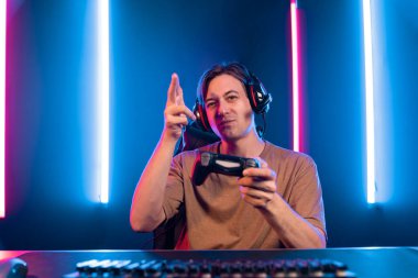 Kontrol kumandalı akıllı oyun flamasının keyfini çıkarın, modern teknoloji siber neon ışık odasında yetenekli oyuncularla çevrimiçi canlı sosyal medya grubu oyunu oynayın. Bireysel.