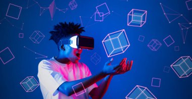 Geometrik şekillerde süzülürken mavi arka planda duran zeki çocuk. Afrikalı bir adam oyun oynuyor, VR gözlük takıyor ve sıradan bir gömlek giyiyor. Gelişmiş gerçeklik teknolojisi yenilik kavramı. Yaratıcılık.