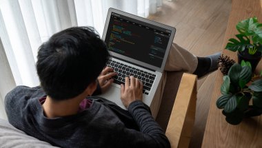 Model uygulama ve program kodlaması için bilgisayar ekranında yazılım geliştirme programlama