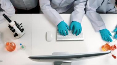 Bilimsel uzmanlığa, laboratuvar ekipmanlarına ve yenilikçi tıbbi biyoteknoloji yazılımına sahip laboratuvar sağlık araştırma ekibi yeni ilaçlar araştırıyor, tedavi geliştiriyor. Ağır çekim. Katı.