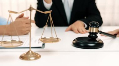 Avukat, hukuk bürosunda pazarlık yoluyla iş anlaşmazlığını çözmek için iki taraf arasında uzlaşma teklif ediyor. Yasal arabuluculuk ve çatışma çözme servisi. Ağır çekim. Katı.