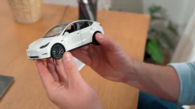 Araba tasarım mühendisi, otomotiv şirketinin prototipini analiz ediyor. Aracın tasarımcısı büyük ölçekli bir araba tutuyor, herhangi bir kusur veya gelişme var mı diye dikkatlice analiz ediyor. Titiz