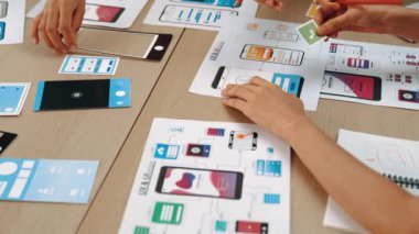 UX geliştiricisinin panorama videosu veya şirket tasarım kullanıcı arayüzü veya mobil uygulama için UI prototipi veya akıllı telefondan yazılım gösteren web sitesi yazılımı. Sinerjik