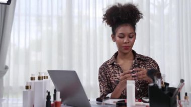 Kadın nüfuzlu kişi canlı yayında video görüntülerini çekiyor. Makyaj çok önemli sosyal medya ya da blog. Kozmetik stüdyosu ışıklandırmalı mutlu genç kız çevrimiçi pazarlama oturumu yayını için..